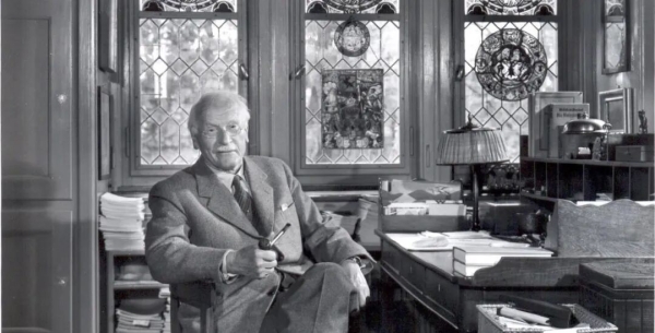 荣格治愈一生的10个哲思：你不是在寻找答案，而是在成为完整的自己